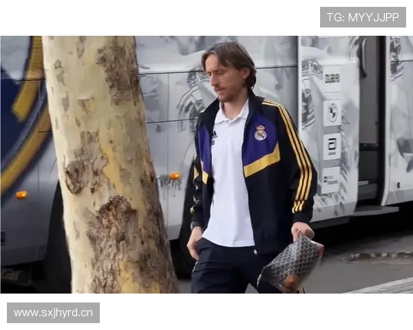 莫德里奇买菜兜里那几张卡，我猜普通人一辈子都刷不到吧？