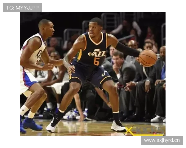 皮尔斯无球跑动制造错位，拉开空间改变进攻结构