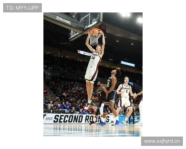 杰伦·威廉姆斯无球跑动制造错位，提升雷霆侧翼进攻效率