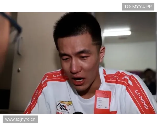 郭艾伦路边随手一站，腰上的那块表比我房子首付还贵